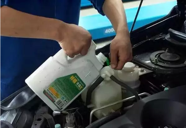 發動機冷卻液液面檢查 